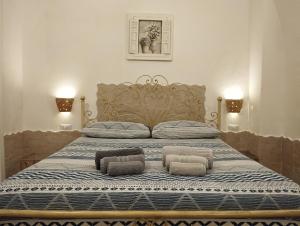 1 cama grande con 2 almohadas encima en Joy's Home, en Bari