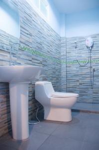 une salle de bains avec toilettes et lavabo dans l'établissement Kiri Tawan, à Baan Tai