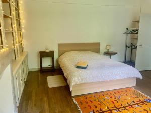 Un dormitorio con una cama con un libro. en Chez Katia en Semur-en-Auxois