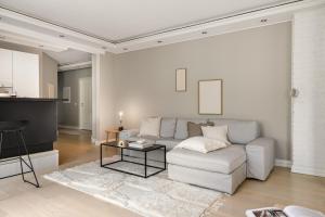 Posezení v ubytování Dinbnb Apartments I 1898 Building With 95 Sqm Of Luxury I 2x Workspace