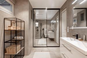 Koupelna v ubytování Dinbnb Apartments I 1898 Building With 95 Sqm Of Luxury I 2x Workspace + 30 fotografií