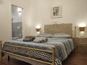 1 dormitorio con 1 cama con 2 toallas en Joy's Home, en Bari