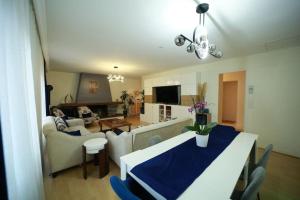 TV a/nebo společenská místnost v ubytování Hébergement entier grande surface 7 adultes