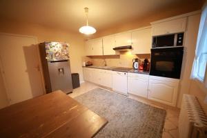 Kuchyň nebo kuchyňský kout v ubytování Hébergement entier grande surface 7 adultes