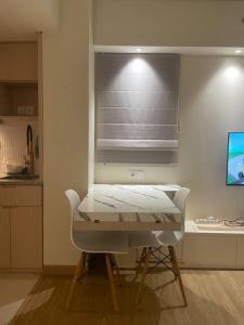 Μια τηλεόραση ή/και κέντρο ψυχαγωγίας στο Cozy Apartment in Cikarang with Lake View