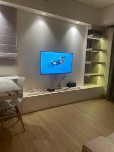 Μια τηλεόραση ή/και κέντρο ψυχαγωγίας στο Cozy Apartment in Cikarang with Lake View