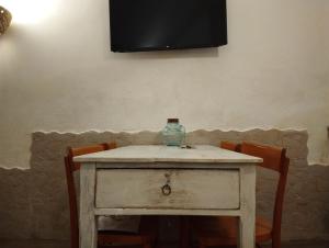 una mesa con un jarrón encima en Joy's Home, en Bari