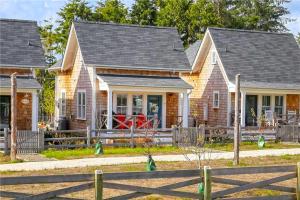 una casa con una valla de madera delante de ella en The Chicken Coop by Seabrook Hospitality, en Pacific Beach