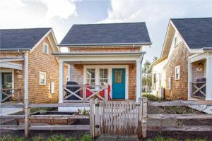 Casa con puerta azul y valla de madera en The Chicken Coop by Seabrook Hospitality, en Pacific Beach