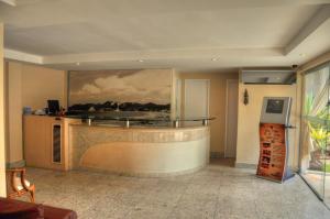 um átrio com um bar com uma pintura na parede em Vip Praia Hotel em Natal
