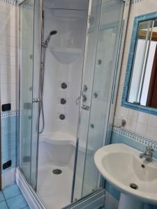 Et badeværelse på L'Incanto Suites Ischia