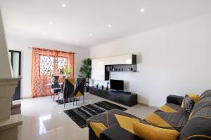 TV a/nebo společenská místnost v ubytování Apartment Paradise T2 - Fuseta