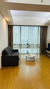 sala de estar con sofá y mesa de centro en Swiss Garden Residence, en Kuala Lumpur