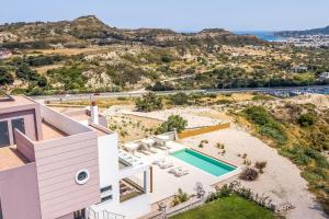 una vista aérea de una casa con piscina en Villa Aurora, en Faliraki