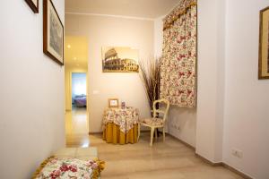 een woonkamer met een tafel en een stoel bij Vatican Station in Rome