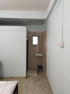 uma casa de banho com um lavatório e um WC num quarto em Fulgulab Lawns and Home Stay em Junnar