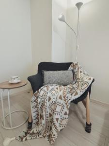 una lampada posta accanto a una sedia con una coperta sopra di OSAKA SUNSHINE TOWER92 ad Osaka