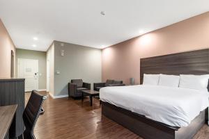 Postel nebo postele na pokoji v ubytování Scottish Inns & Suites Houston, TX