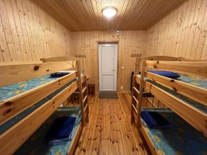 Palanda nebo palandy na pokoji v ubytování Alutaguse Tervisespordikeskuse Kämpingud