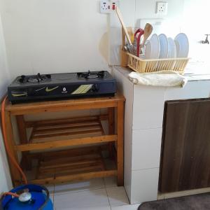 d'une cuisine équipée d'une cuisinière et de plaques de cuisson. dans l'établissement Phyl, à Kitengela 