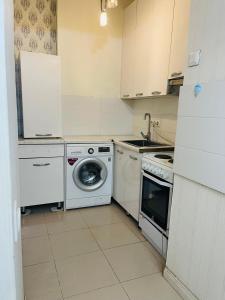 ビシュケクにあるDiamond City Apartmentsのキッチン(洗濯機、食器洗い機付)