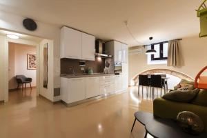 A kitchen or kitchenette at Arch Apartment Duomo - Florence
