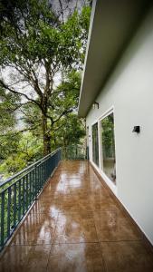 Rõdu või terrass majutusasutuses Forestscape Resort Munnar