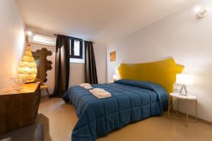 sypialnia z niebieskim i żółtym łóżkiem w pokoju w obiekcie Arch Apartment Duomo - Florence we Florencji