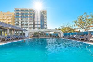 A piscina localizada em Jupiter Algarve Hotel ou nos arredores