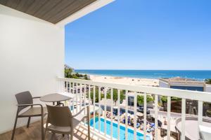een balkon met uitzicht op het strand en de oceaan bij Jupiter Algarve Hotel in Portimão