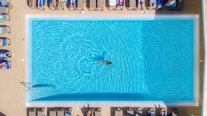 A piscina localizada em Jupiter Algarve Hotel ou nos arredores