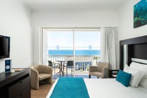 Cama ou camas em um quarto em Jupiter Algarve Hotel