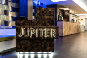 Um certificado, prêmio, placa ou outro documento exibido em Jupiter Algarve Hotel