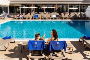 A piscina localizada em Jupiter Algarve Hotel ou nos arredores