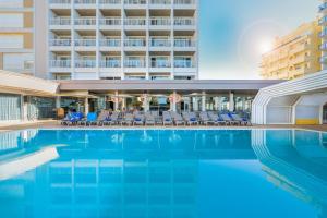 A piscina localizada em Jupiter Algarve Hotel ou nos arredores