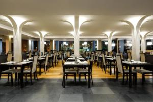Um restaurante ou outro lugar para comer em Jupiter Algarve Hotel