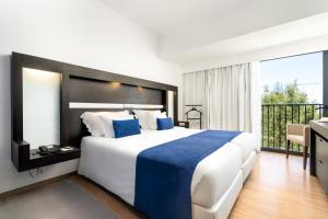 Cama ou camas em um quarto em Jupiter Algarve Hotel
