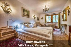 Uma cama ou camas num quarto em Schloss Hotel Fernsteinsee