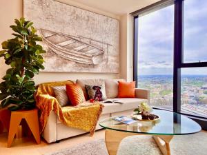 Highrise view 1king1Queen 2baths的休息区