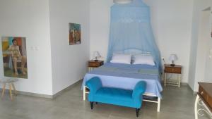 Aghios Petros Alonissos的住宿－Odyssia near the Seaside，一间卧室配有蓝色的床和蓝色椅子