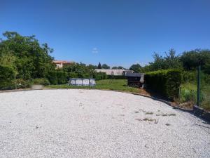 Fotografia z galérie ubytovania Maison Sapiac - 4pers - 2 chambres - 3 lits - Clim réversible - Terrasse ombragée et grand jardin - Piscine saison estivale v destinácii Montauban