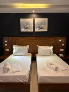 2 Betten nebeneinander in einem Zimmer in der Unterkunft ZARA HOTEL in Antananarivo