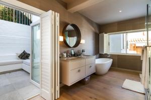 Ένα μπάνιο στο Clifton YOLO Spaces - Clifton Private Beach Villa