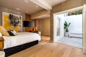 Ένα ή περισσότερα κρεβάτια σε δωμάτιο στο Clifton YOLO Spaces - Clifton Private Beach Villa
