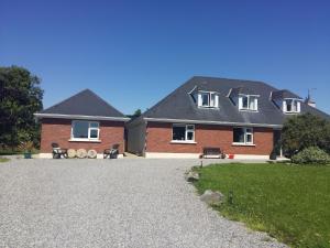 uma casa com uma entrada de cascalho em frente em Castleview Apartment 1 em Cavan