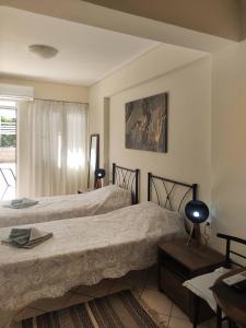 a bedroom with two beds and a window at Olga& Jimmy's in Faraí