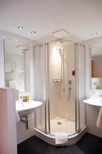 Koupelna v ubytování Hotel Christiania Saas-Fee + 37 fotografií
