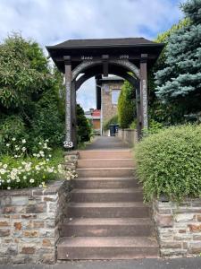 an archway with stairs leading up to a garden at Ferienwohnung Mittenaar in Mittenaar
