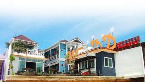 格兰岛Wan DD Resort Kohlarn的一座大房子，上面挂着橙色的标志