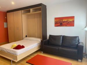 a small bedroom with a bed and a couch at Estudio Céntrico B1 in Oviedo